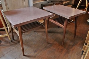 81木製テーブル